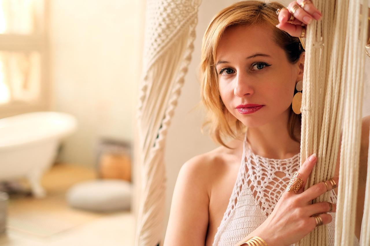 An apple-shaped body features a fuller midsection with slimmer legs